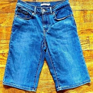 Levi’s Classic Bermuda Shorts NWOT Size 24 which is likely an XS Denim Casual